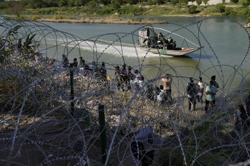 Migrantes que cruzaron a Estados Unidos esperan a un lado del Río Grande el 21 de septiembre del 2023.