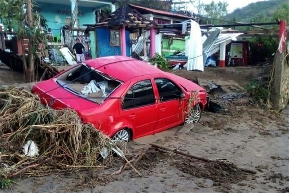 Vehículos y propiedades se reportaron como pérdida total al ser destruidos por el huracán 'Otis'.