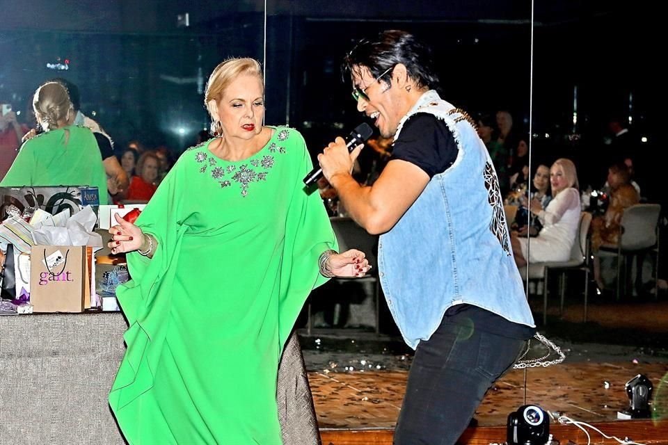 La festejada durante los momentos del baile.