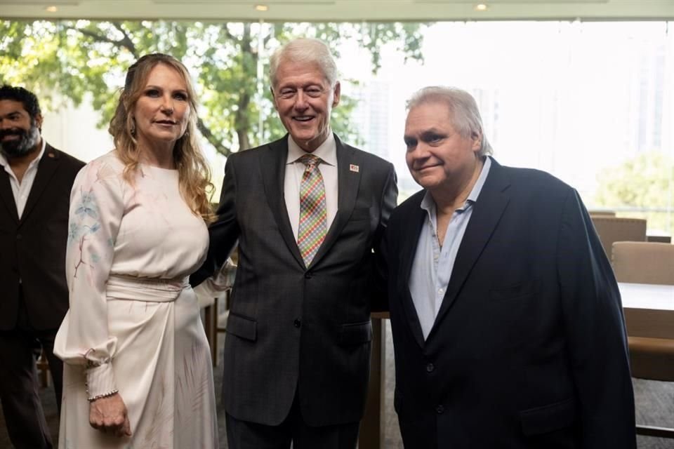 Adriana Ibarra de Bremer y Carlos Bremer con Bill Clinton