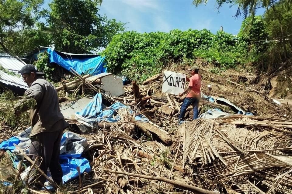 En el pueblo de Xolapa, situado a unos 44 kilómetros de Acapulco, vecinos se reunieron a la orilla del río Papagayo para tratar de rescatar lo que quedó de sus negocios. 