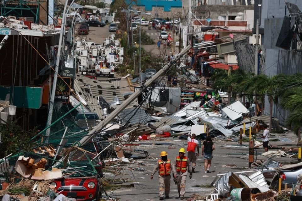 Ante falta de servicios básicos, de transporte y la rapiña registrada en comercios de Acapulco, habitantes cuestionan quién pondrá orden.