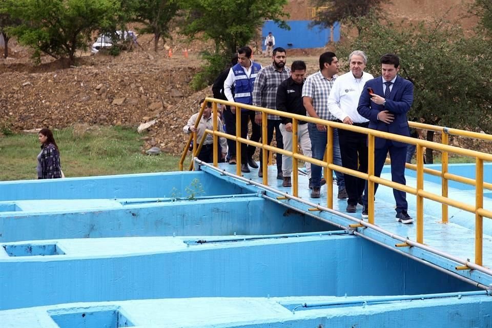 El Gobernador Samuel García y el titular de AyD, Juan Ignacio Barragán, visitaron la planta potabilizadora de San Roque.