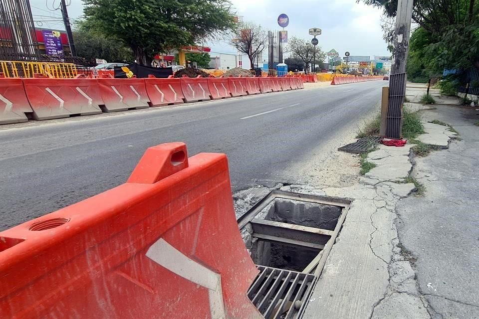 Las rejillas desprendidas se encuentran a unos metros del drenaje, recargadas sobre un poste, y en su lugar se colocó un señalamiento naranja.