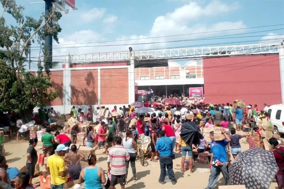 La falta de apoyos en la zona de Renacimiento, uno de los accesos a Acapulco, recrudeció el saqueo a bodegas de alimentos.