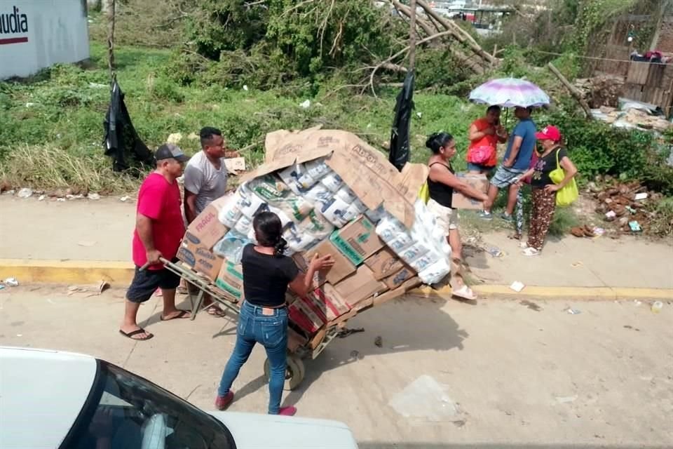 La falta de apoyos en la zona de Renacimiento, uno de los accesos a Acapulco, recrudeció el saqueo a bodegas de alimentos.