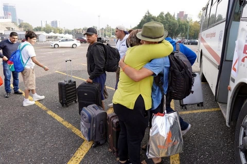 Abrazos y besos a sus seres queridos, y agradecimientos al personal de la UNAM por traerlos de vuelta fueron externados en Ciudad Universitaria.