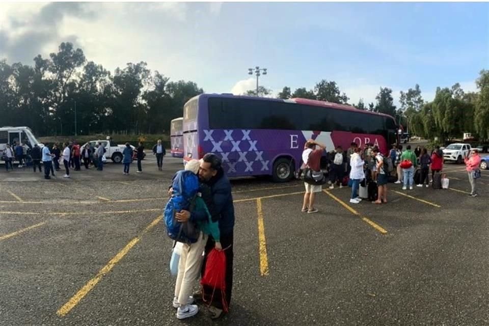 Familiares y amigos esperaron a docentes y alumnos que estaban varados en Acapulco, Guerrero.