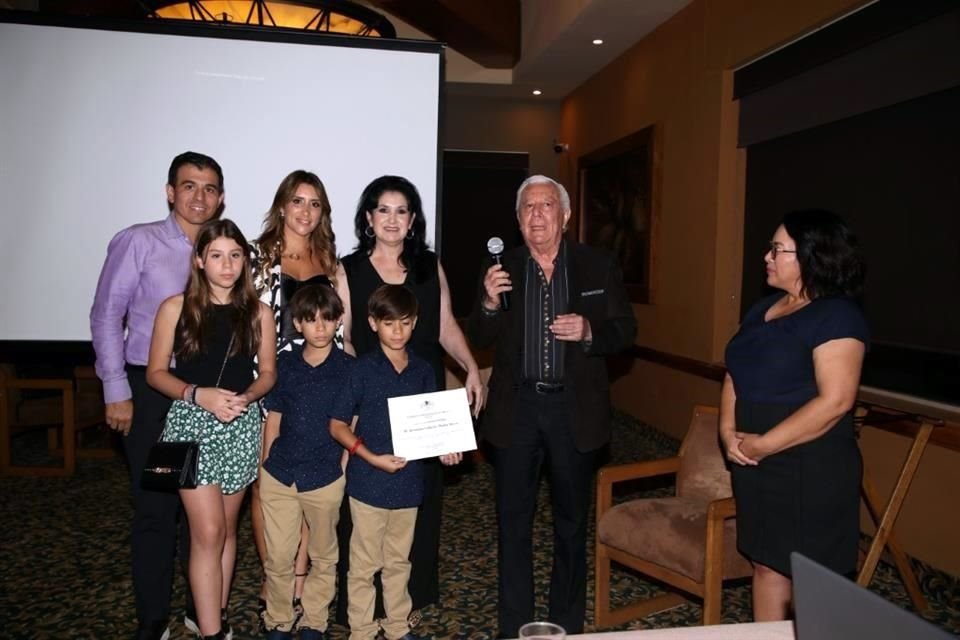 Alfredo García, Diana Muñoz Cantú, Isabella García Muñoz, Alfredo García Muñoz, Mauricio García Muñoz, Diana Cantú de Muñoz, Gilberto Muñoz y Josefina Morín