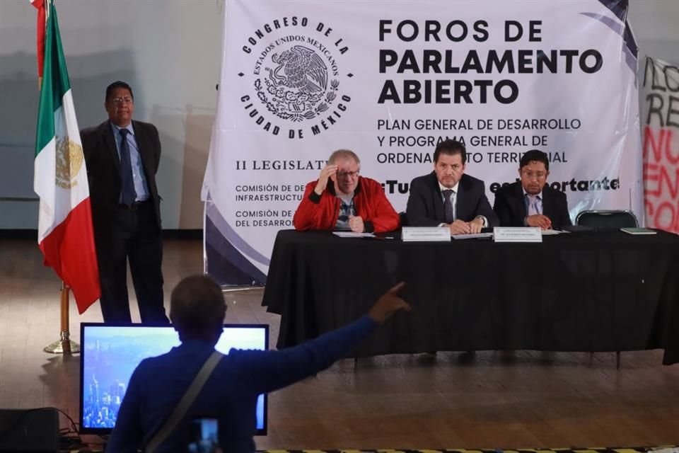 El diputado Víctor Hugo Lobo acudió al tercer foro abierto en el Teatro Fausto Vega, en la Alcaldía Iztapalapa.