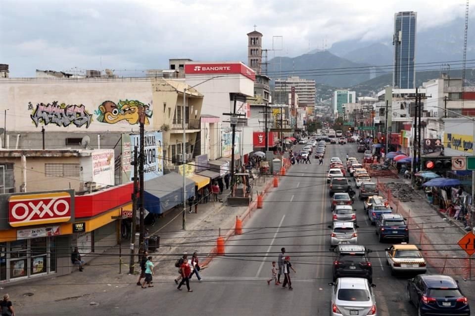 El tráfico en Juárez ya se vuelve más lento en la zona donde los carriles han sido reducidos por los trabajos.