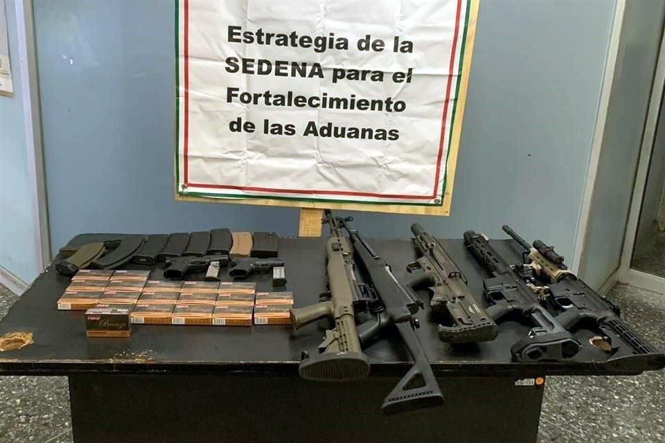 Tras la inspección en la cajuela de la unidad se encontraron 5 armas largas, así como dos cortas.