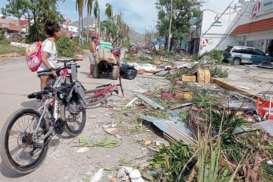 Cientos de personas intentan cada día salir de Acapulco, principalmente de las colonias populares, en busca de víveres y agua.