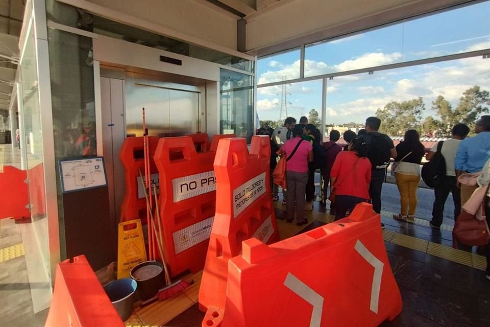 En la estación Constitución de 1917, el acceso está bloqueado con trafitambos.