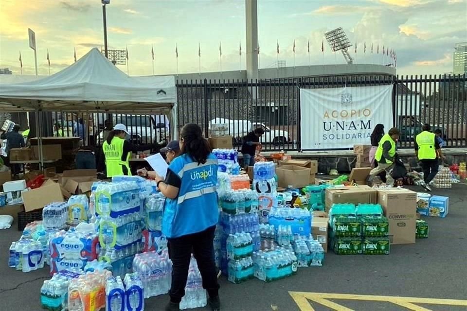 Dos traileres salieron a las 5:50 horas de este 28 de octubre del Centro de Acopio de la UNAM, en el Estadio Olímpico, con 40 toneladas de ayuda.