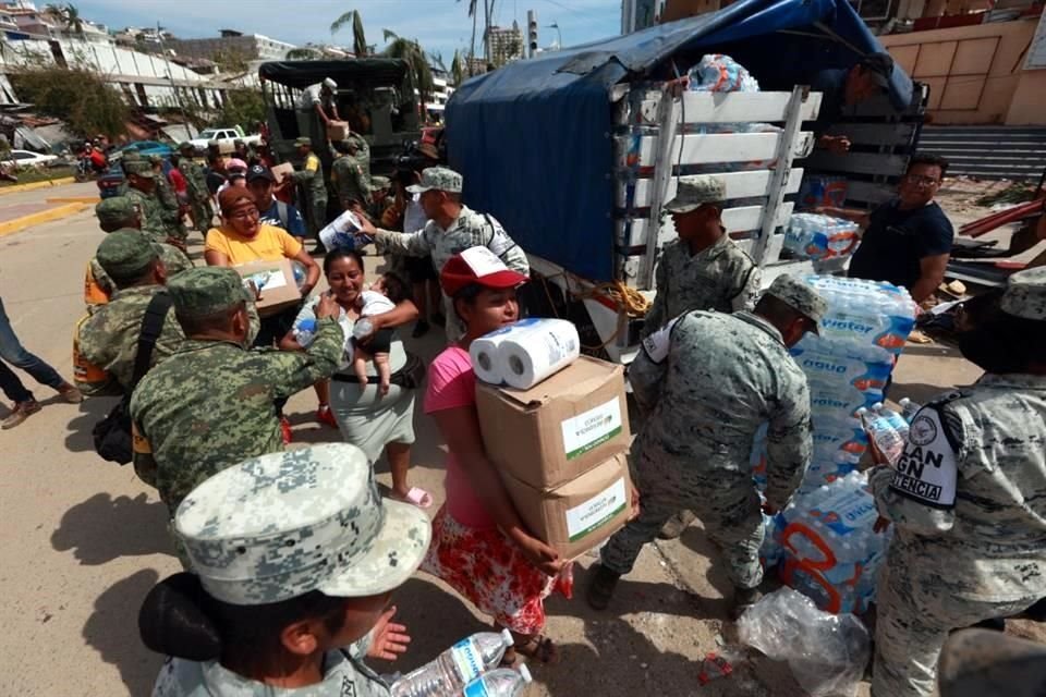 En la glorieta de La Diana, elementos del Ejército Mexicano también realizaron entrega de despensas a habitantes.