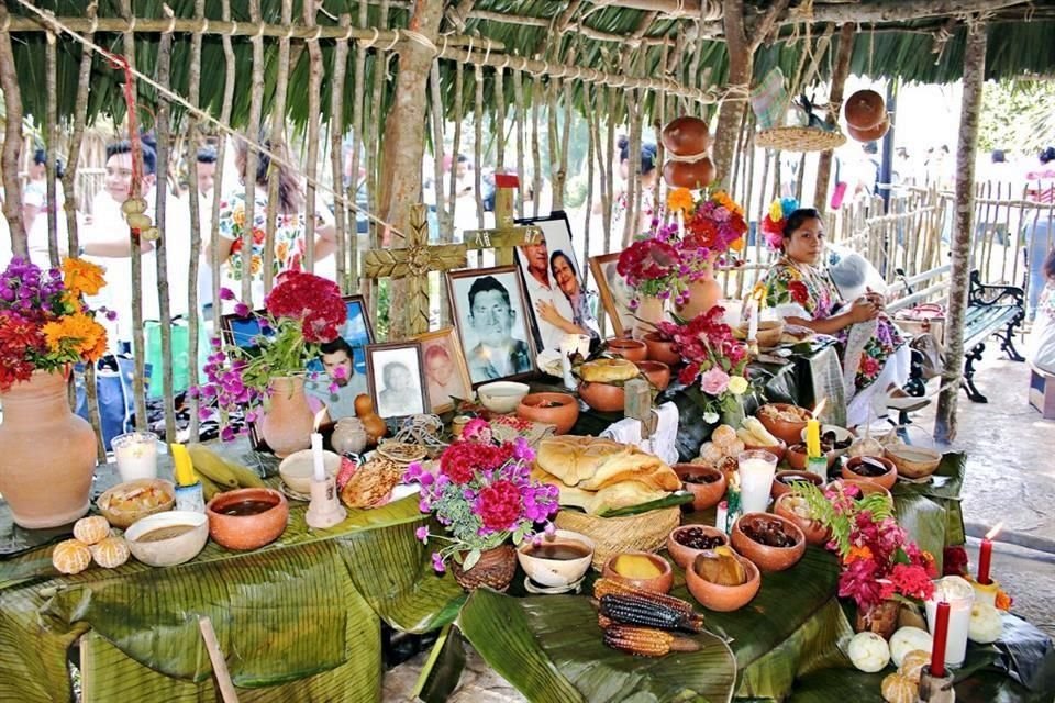 Montar ofrendas, visitar panteones y recordar con fervor a quienes se han ido son elementos que contribuyen a mantener viva una tradición.