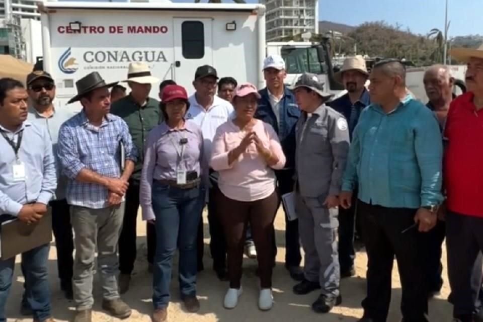 Abelina López Rodríguez, Alcaldesa de Acapulco, con funcionarios de la Conagua y CAPAMA.