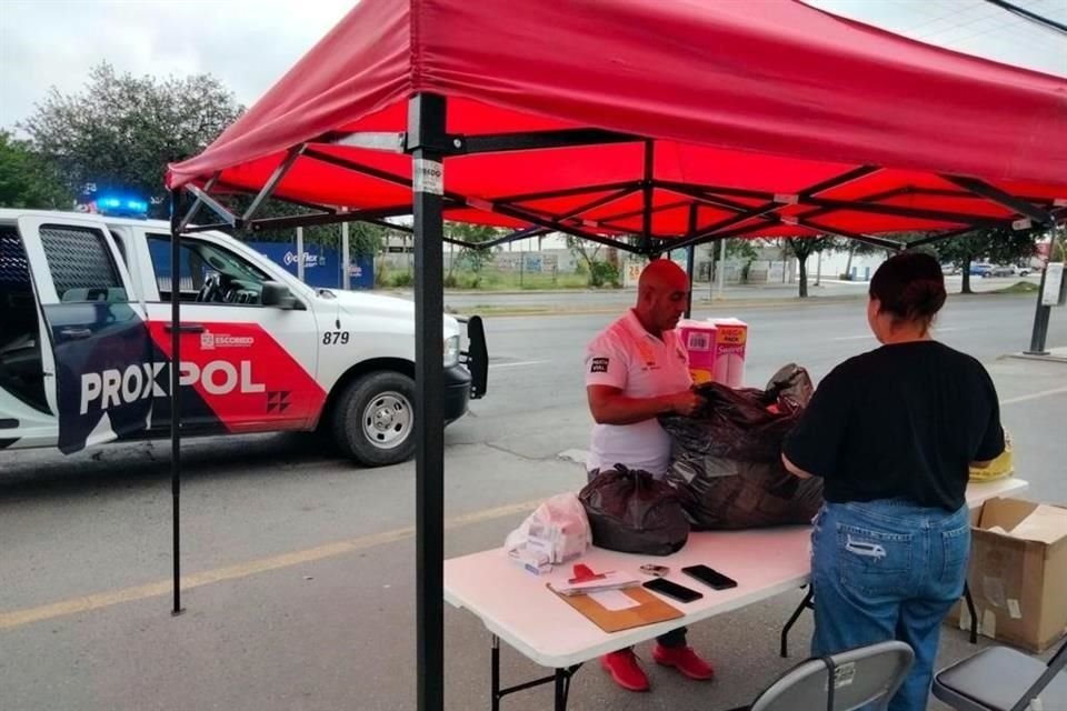 Los elementos municipales invitaron a la gente a donar mas insumos para los afectados tras el paso del Huracán ''Otis''.