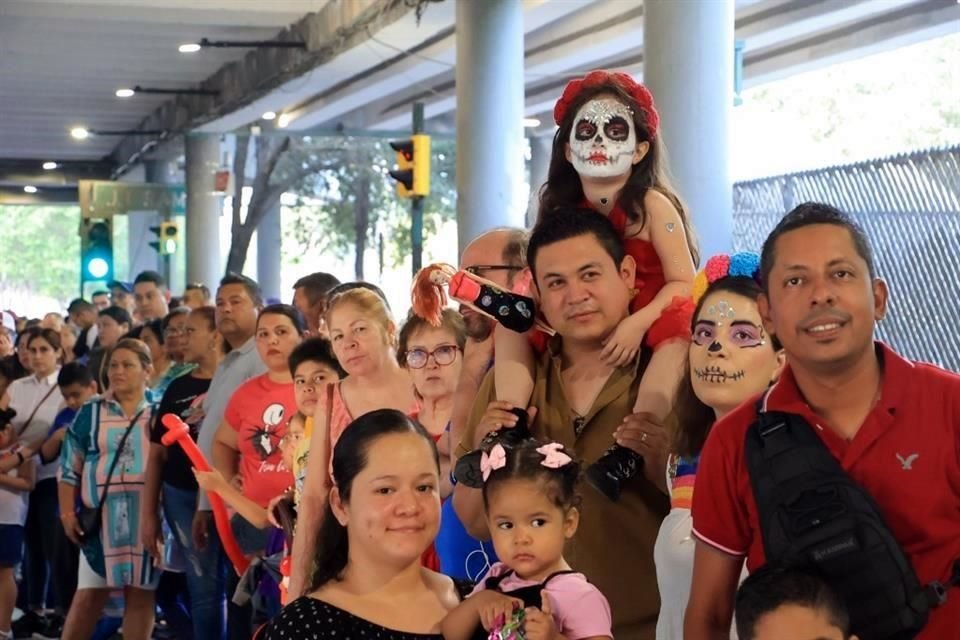 Familias enteras le sonrieron a la muerte al paso de las calacas y catrinas características del Día de Muertos.