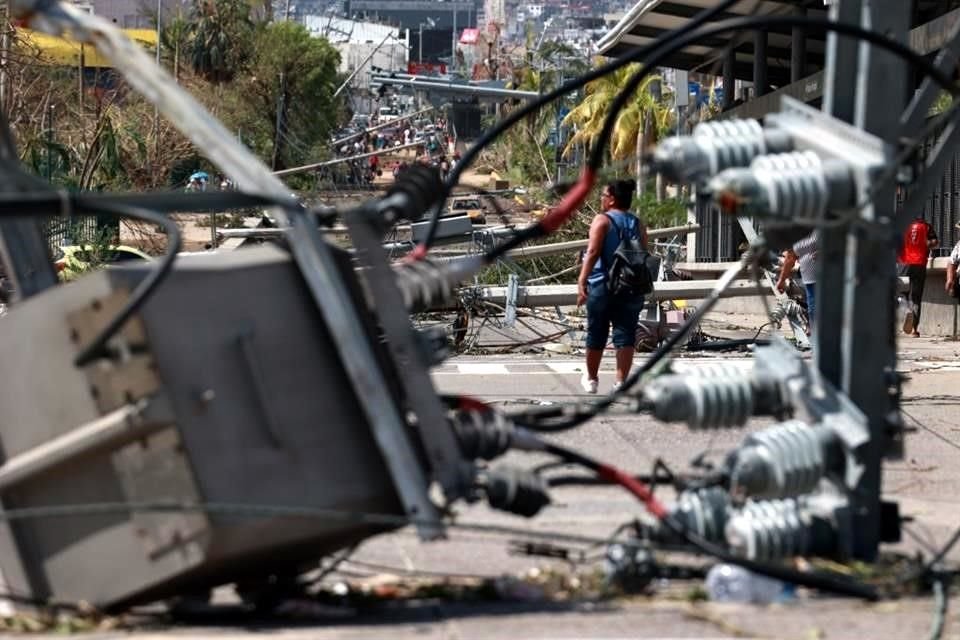 Huracán OTIS, Acapulco. Recorrido por zona de desastre, rapiña en Tiendas de autoservicio, casa de empeño, agencia de autos, postes tirados cables de luz, autos volcados Ect.