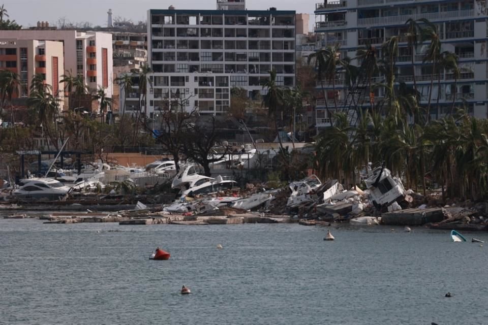 Vicente Herrera busca a cuatro miembros de su familia, quienes desaparecieron luego de que el martes el huracán 'Otis' hundiera su yate.