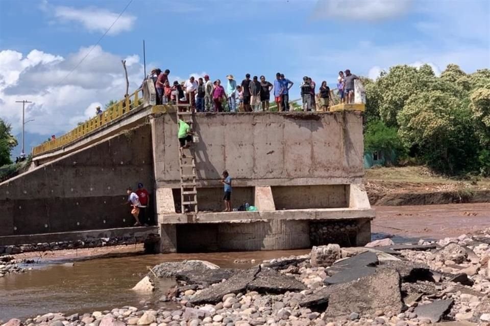 Una escalera de madera se convirtió en una pieza indispensable para comunicar a los habitantes de tres comunidades azotadas por el huracán 'Otis'.