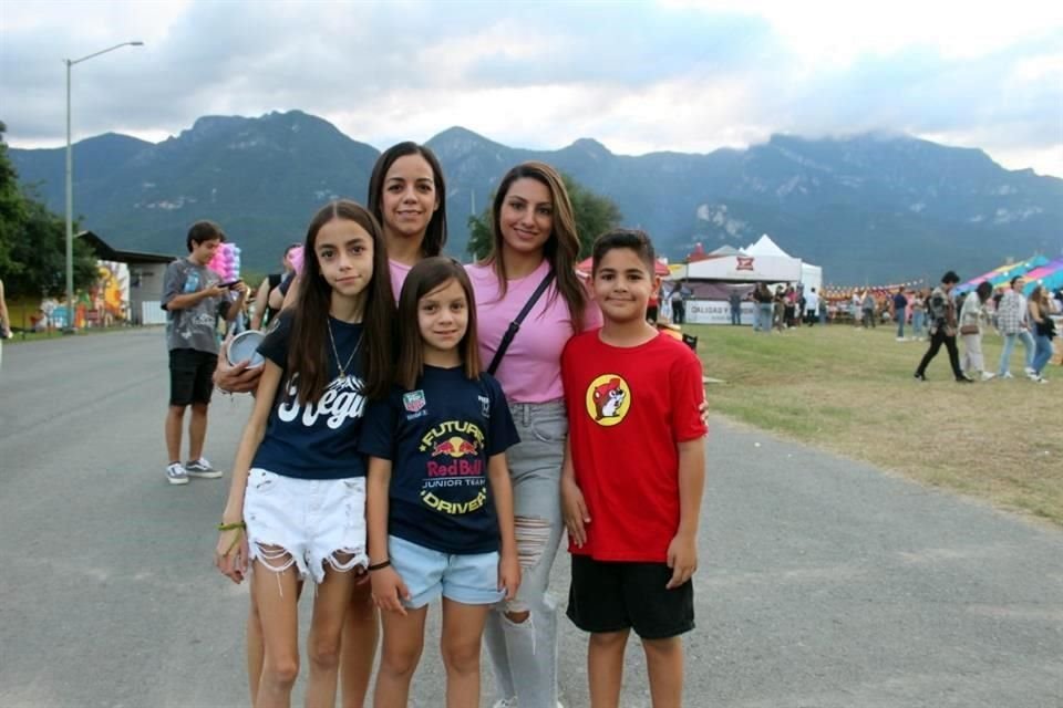 Constanza Tamez, Mónica Ramírez, Loreta Tamez, Jazmín Curí y Diego De Lira