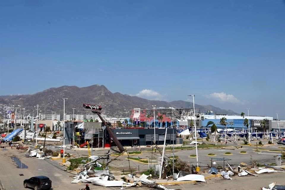 Un centro comercial totalmente debastado en la Zona Diamante.