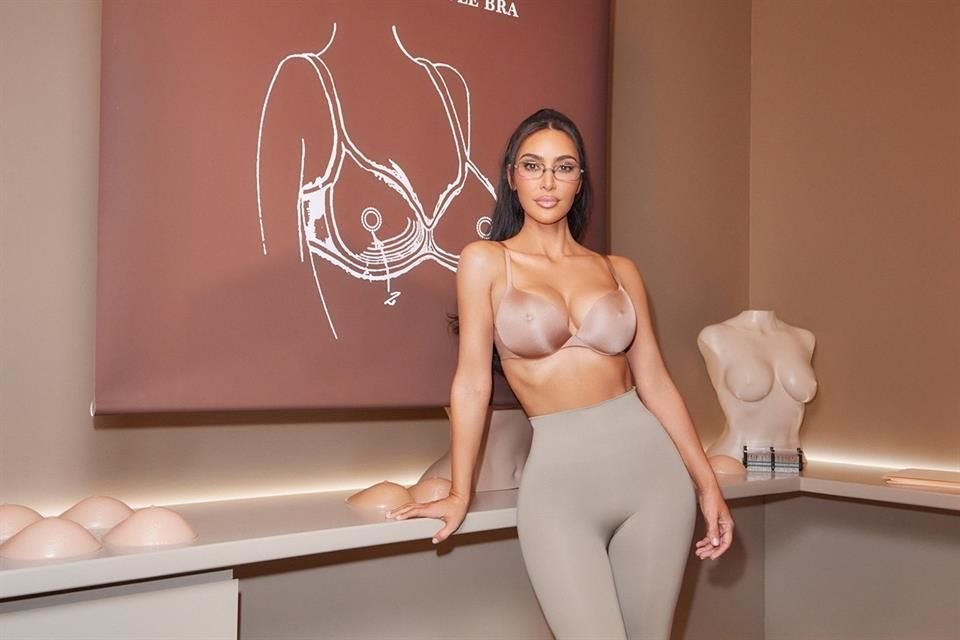 Kim Kardashian acaparó miradas con el lanzamiento de un brassiere con pezones falsos; quiere reducir su impacto en el cambio climático.