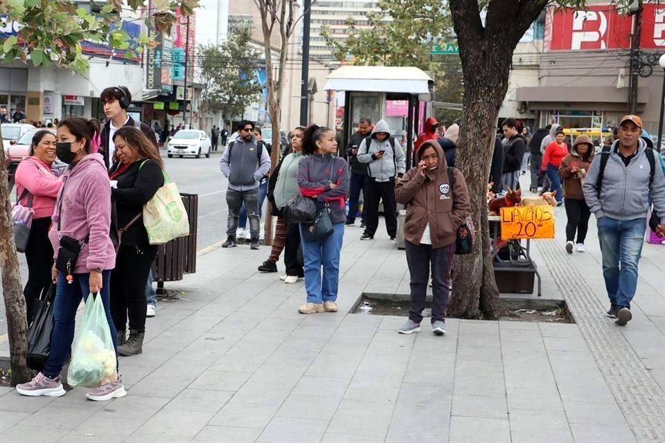 El frente frío número 8 obligó a usuarios a esperar el camión con temperaturas mínimas.