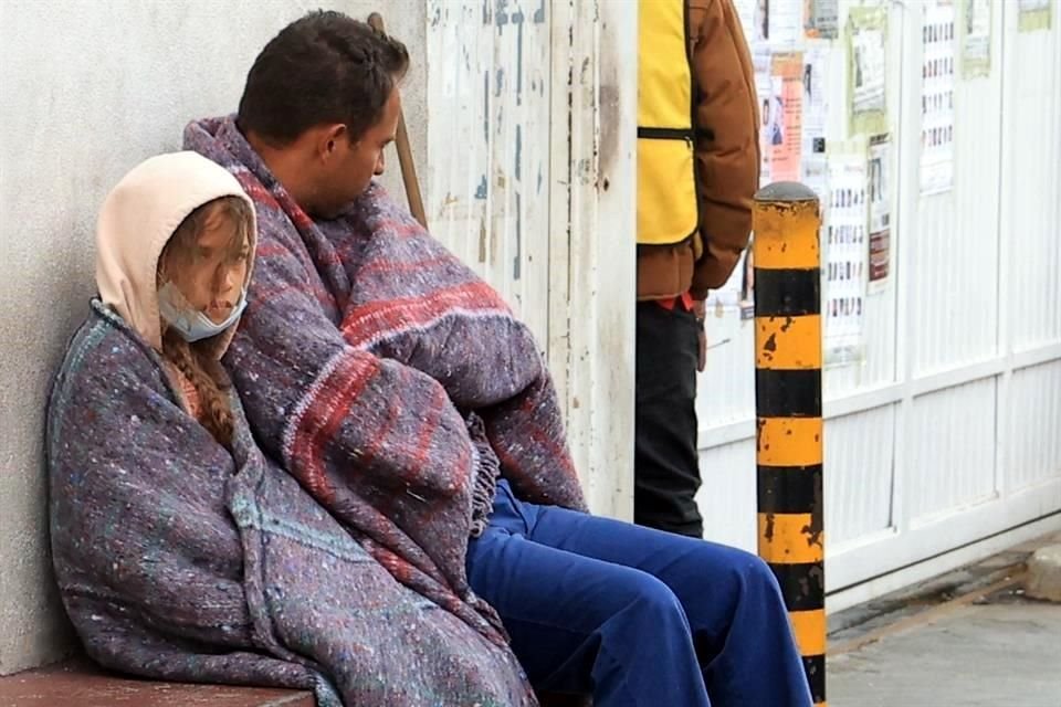 Los migrantes se protegieron del frío con cobertores donados por los albergues de la Ciudad.