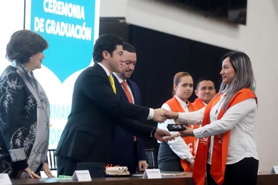 El Gobernador Samuel García participó en la entrega de títulos en la Universidad Ciudadana.