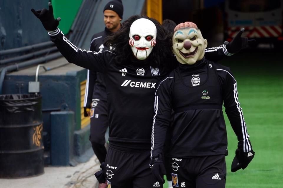 Los Tigres, entre ellos, André-Pierre Gignac, Jesús Angulo y Sebastián Fierro llegaron disfrazados al entrenamiento de ayer en el Uni.