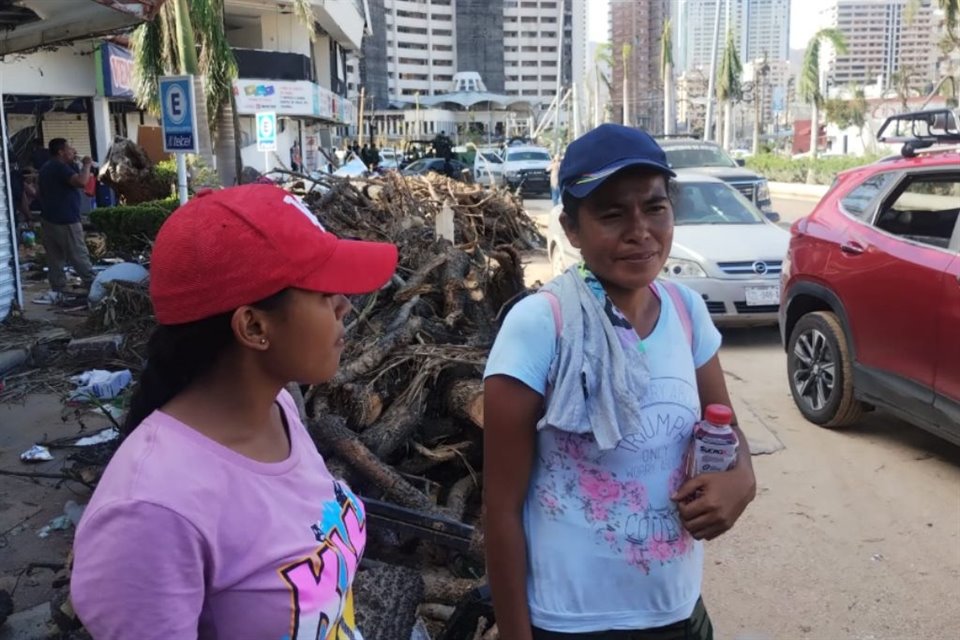 Tras pasar 7 días incomunicadas por 'Otis', Victoria Mayo y su hija caminaron 9 horas hasta Acapulco para poder hablar con familiares.