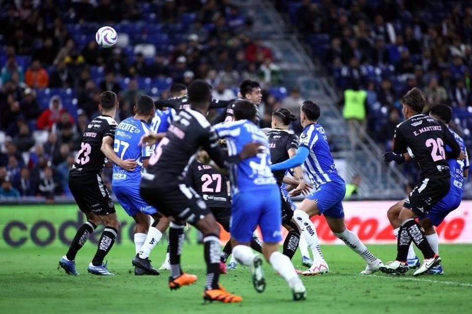 El 1-0 de Rayados cayó en tiro de esquina que remató Sebastián Vegas y fue ligeramente desviado por Alan Montes.