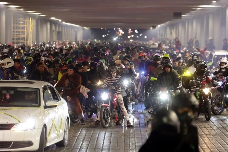 Cientos de motociclistas rodaron por calles del Centro en Halloween y en los bajos de la Macroplaza hicieron una parada.
