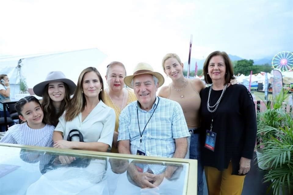 Loreta Martínez, Eugenia Garza de Martínez, Sofía Garza de Garza, Hernán Garza Chavarría, Alejandra Díaz de Garza, María Garza de Estrada y Chacha Díaz de Sánchez