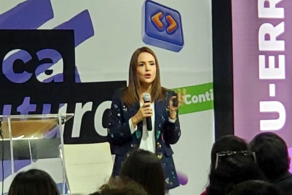 Clara Luz Flores realizó el anuncio durante un evento en la U-ERRE.