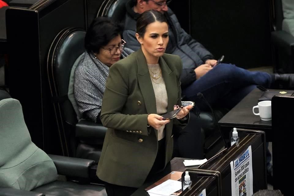La priista Lorena de la Garza corrigió enseguida su error tras llamar Gobernador al Secretario Javier Navarro.