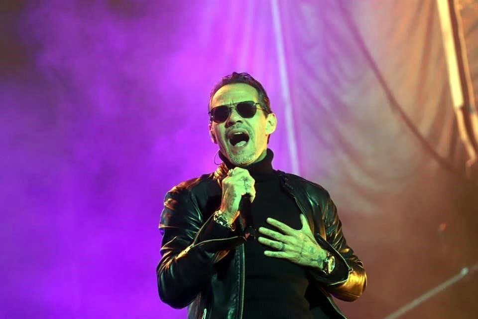 El cantante reunió a 15 mil personas en el Estadio de Beisbol Monterrey.