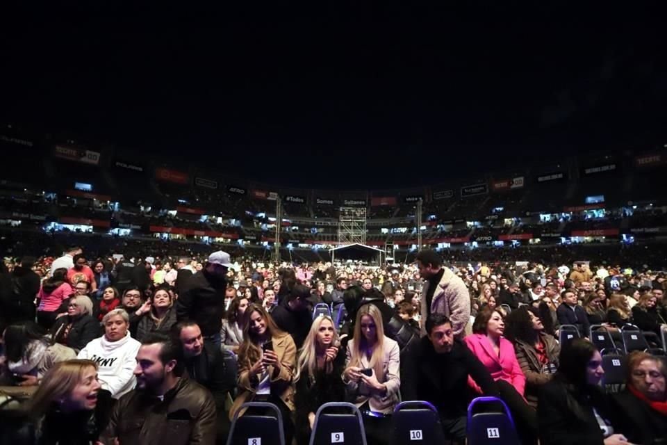 El público vibró con los éxitos del cantante.