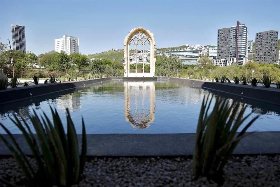 Uno de los arcos están al lado de un lago artificial, frente a la Loma Larga.