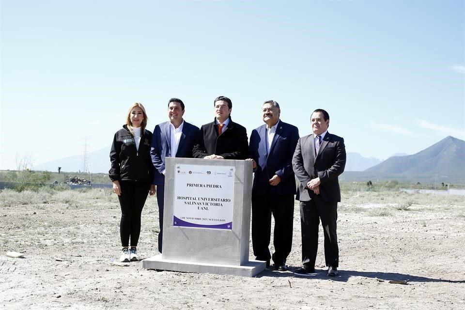 En la colocación de la primera piedra estuvieron la Secretaria de Salud estatal, el Alcalde de Salinas Victoria, el Gobernador, el Rector de la UANL y el director del HU.