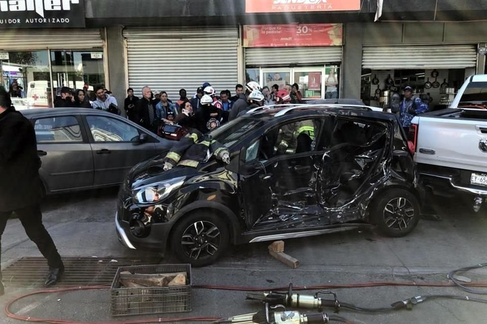 El accidente, donde el auto Spark salió proyectado, ocurrió en el cruce de la Avenida Colón y Galeana.