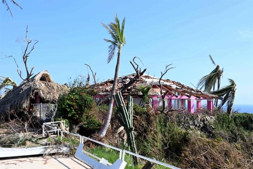 La casa de Acapulco del fallecido Johnny Weissmüller, conocido por su papel de 'Tarzán', sobresale entre las ruinas que dejó 'Otis'.