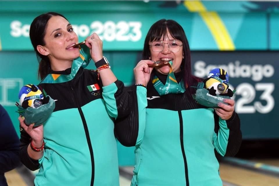 Sandra Góngora (izquierda) e Iliana Martínez se agenciaron el tercer lugar en el boliche de Santiago 2023.