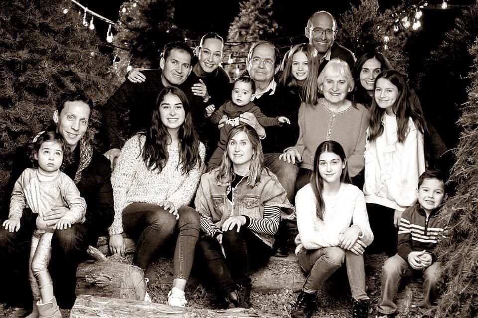 Jorge de la Fuente Quintero junto a su esposa Hortensia Iglesias Cantú, hijos y nietos.