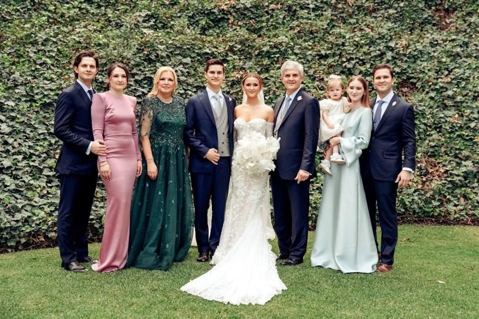 David Coronado Rodríguez, Maruca Galván Treviño, Patricia Rodríguez de Coronado, los novios, Ricardo Coronado Quintanilla, Diana Pozas con Diana Catalina Coronado Pozas y Ricardo Coronado Rodríguez