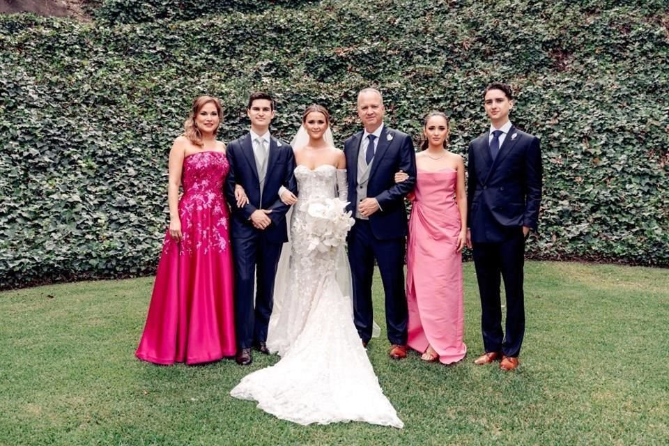 Claudia Galván de Garza, los novios , Patricio Garza Garza, Claudia Garza Galván y Rodrigo Garza Galván